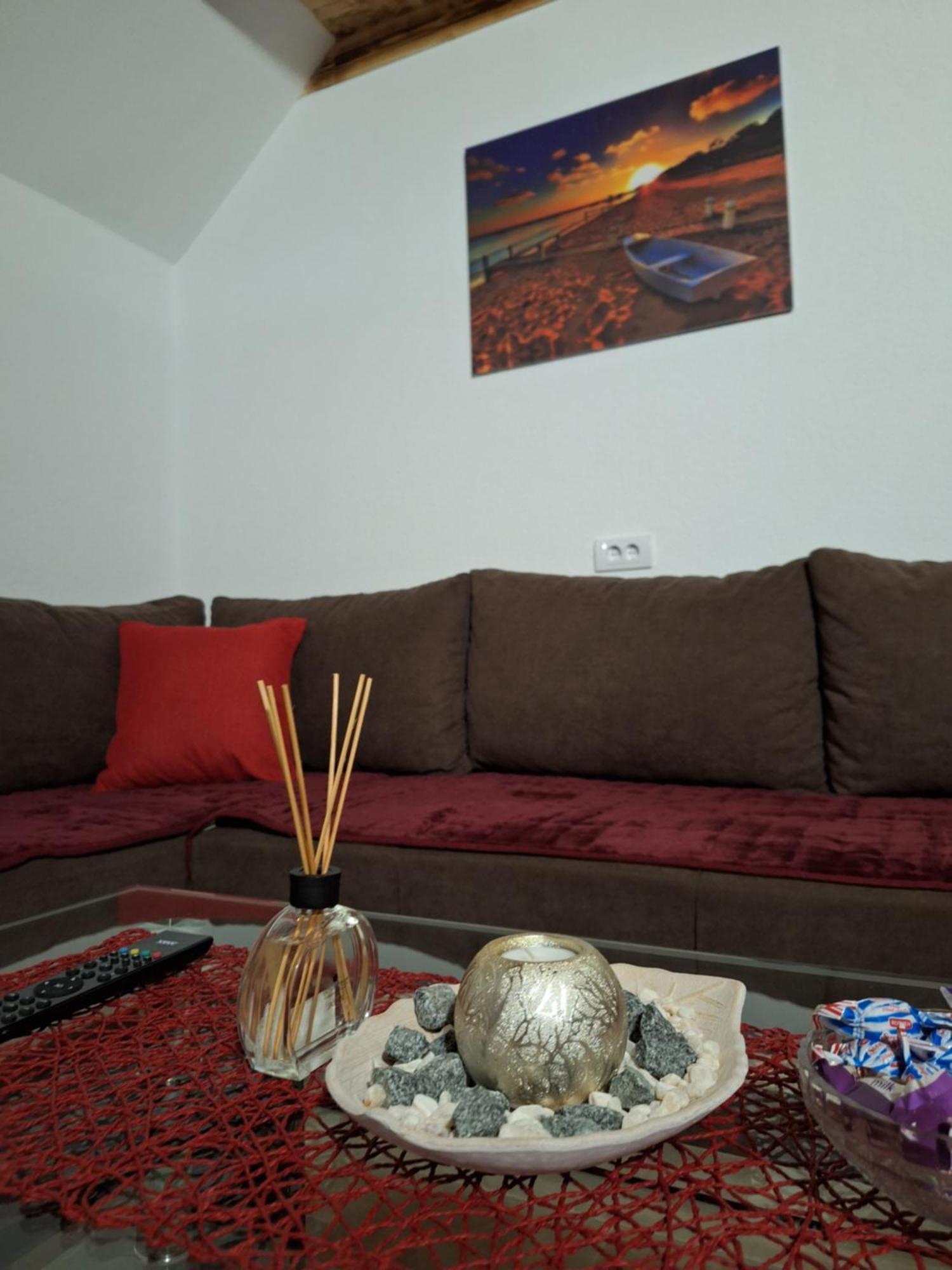 Apartmani Lena 普卢日内 外观 照片