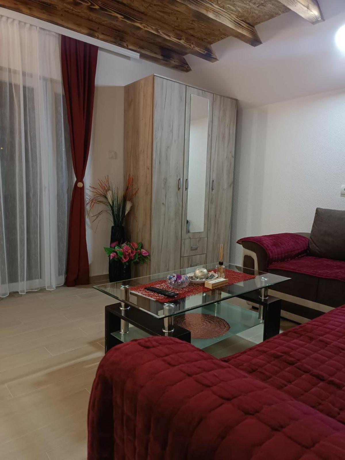 Apartmani Lena 普卢日内 外观 照片