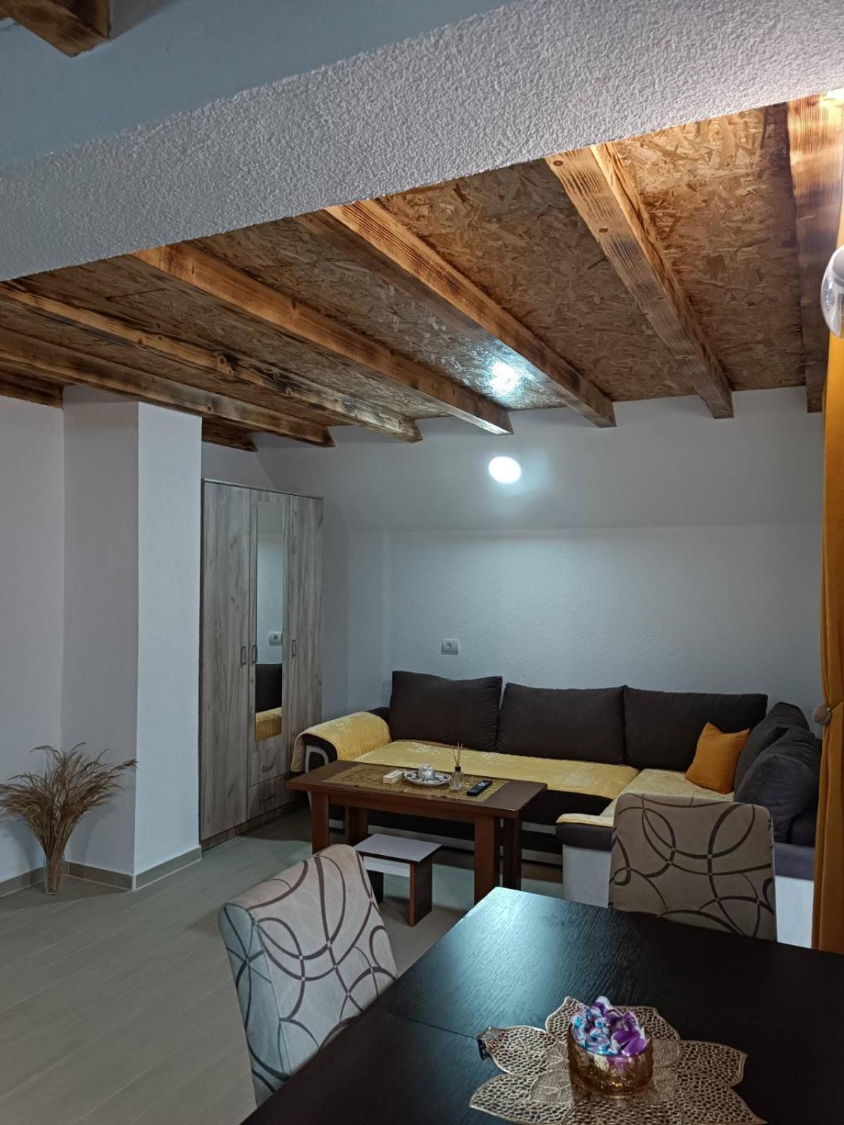 Apartmani Lena 普卢日内 外观 照片
