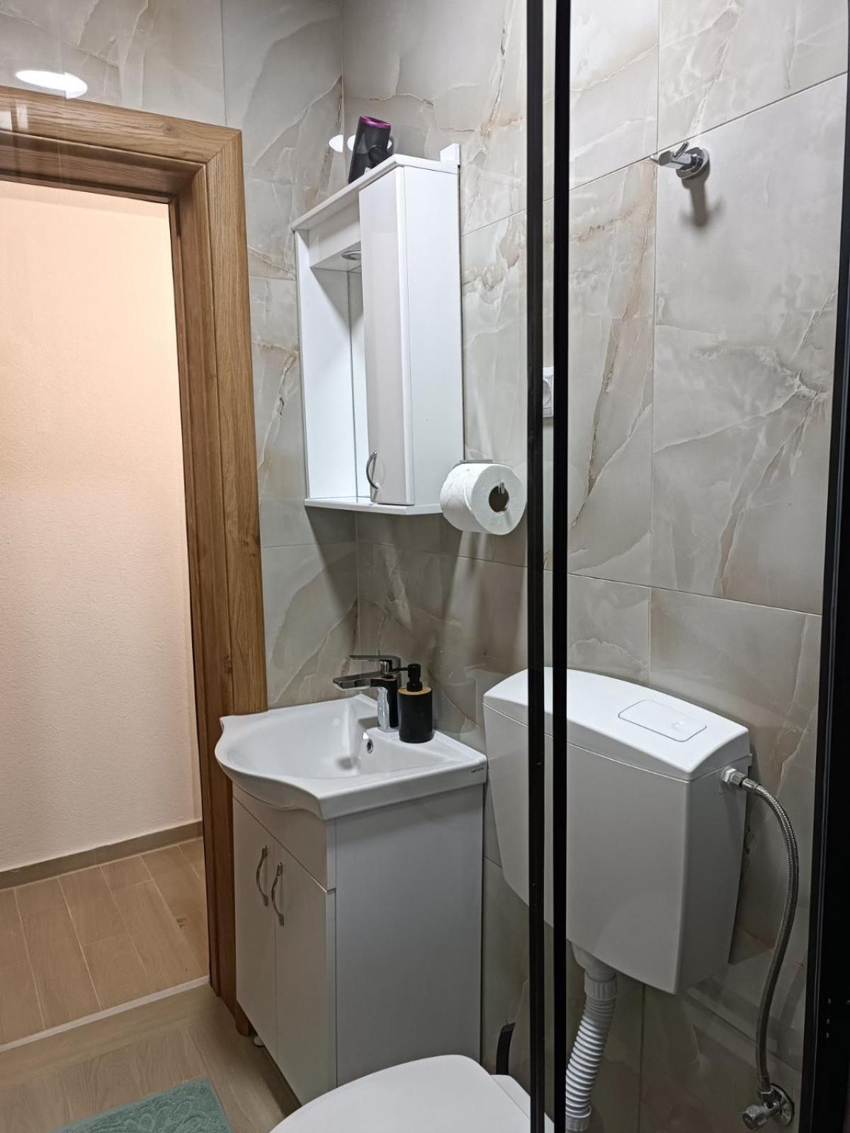 Apartmani Lena 普卢日内 外观 照片